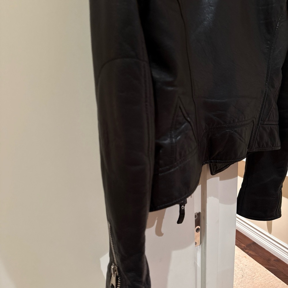 Balenciaga Women's Sleek Black Leather Jacket - Picture 6 of 8